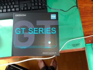‘GEEKOMの最新パソコンはとて小さいです。 ちょっとした外付けＨＤＤくらいしかありません。 もちろん、キーボードもマウスもモニターもありません。 この小さな箱だけ届きます。